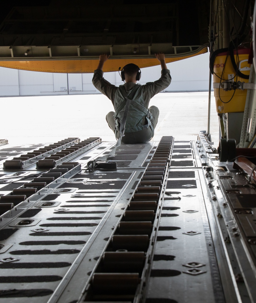 VMGR-153 trains during flight operations in Washington