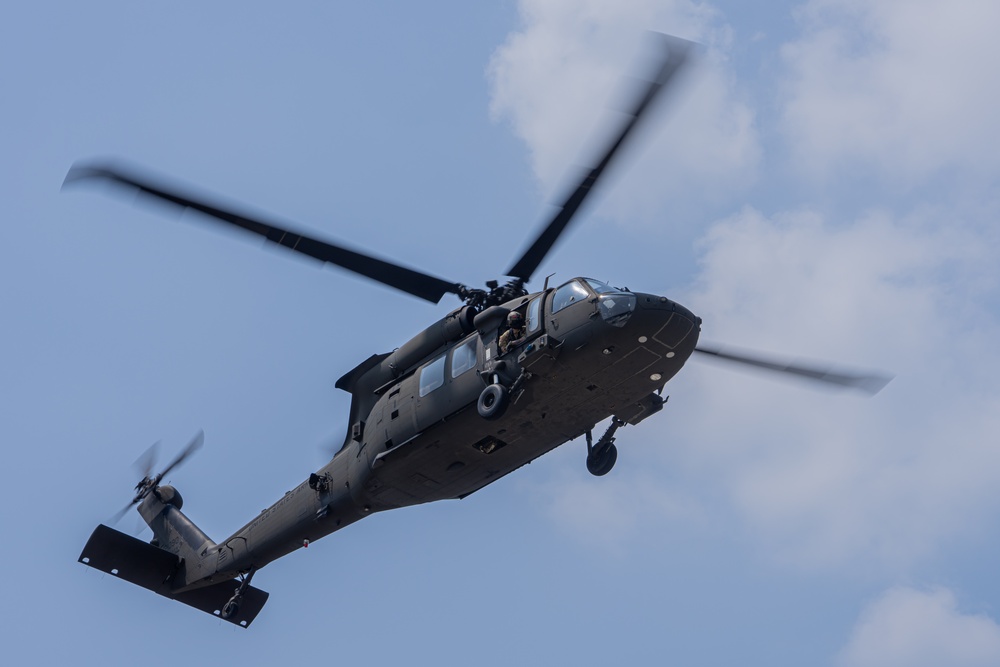 U.S. Army Combat Medics and U.S. Navy Corpsmen conduct joint cross-training during Pacific Fortitude