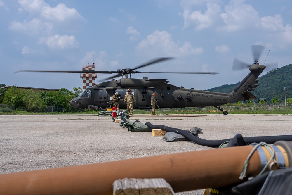 U.S. Army Combat Medics and U.S. Navy Corpsmen conduct joint cross-training during Pacific Fortitude