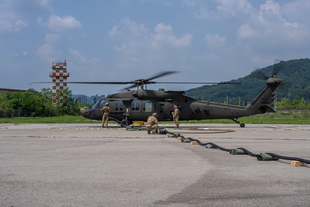 U.S. Army Combat Medics and U.S. Navy Corpsmen conduct joint cross-training during Pacific Fortitude