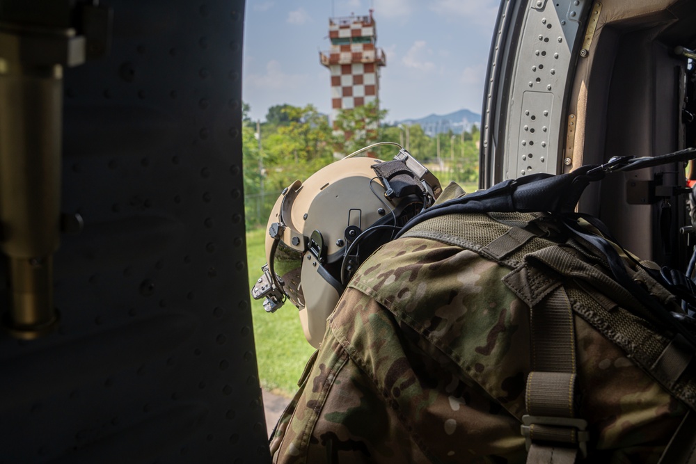 U.S. Army Combat Medics and U.S. Navy Corpsmen conduct joint cross-training during Pacific Fortitude