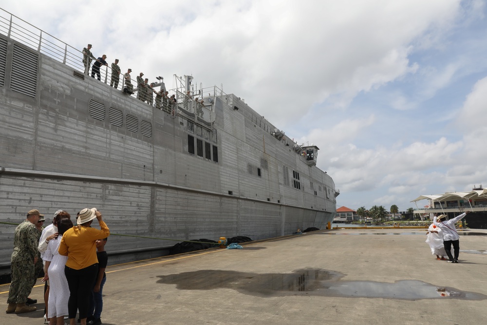 USNS Burlington Arrives in Panama