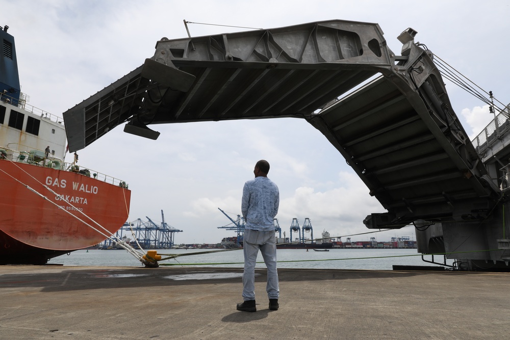 USNS Burlington Arrives in Panama