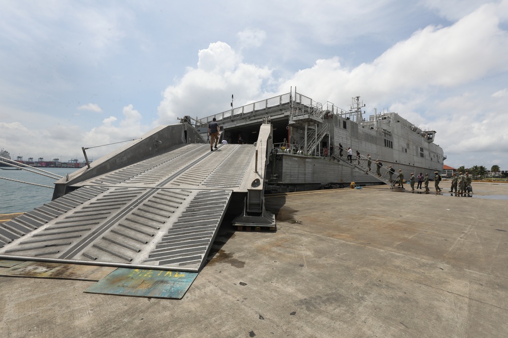 USNS Burlington Arrives in Panama