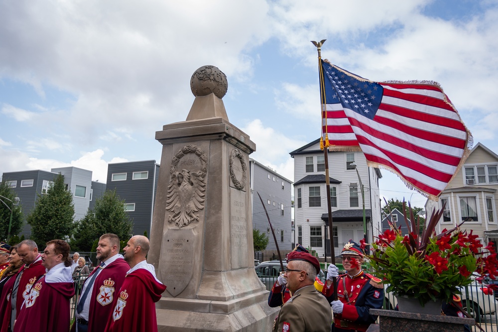 ILNG Joins Polish Consulate for Polish Armed Forces Day Event