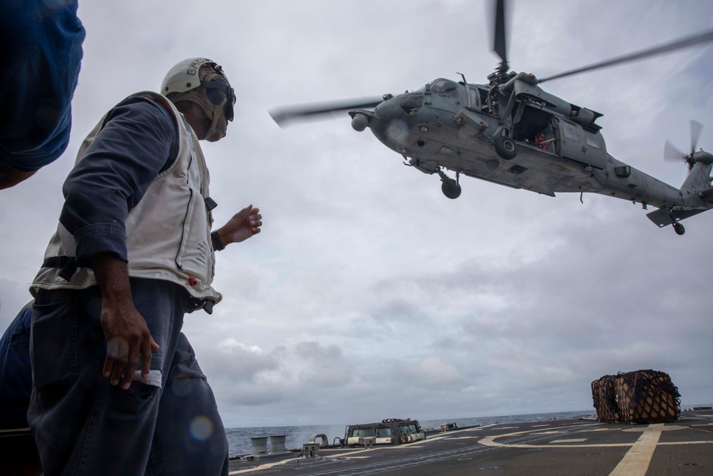 USS Spruance conducts vertical replenishment with USS Abraham Lincoln