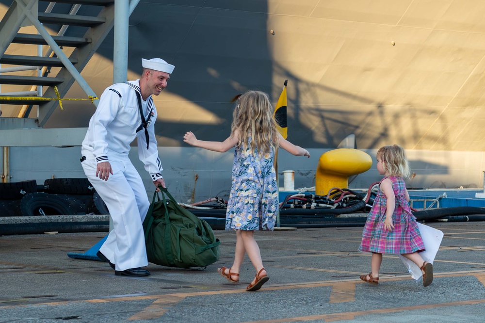 USS Blue Ridge returns to Yokosuka after its summer patrol 2024