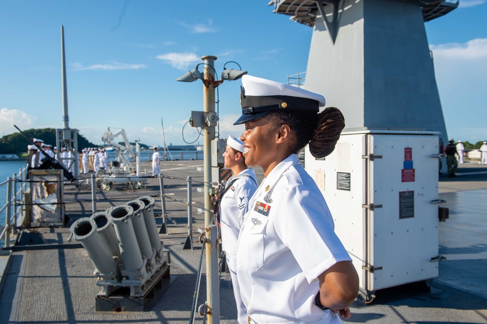 USS BLUE RIDGE MAN THE RAILS