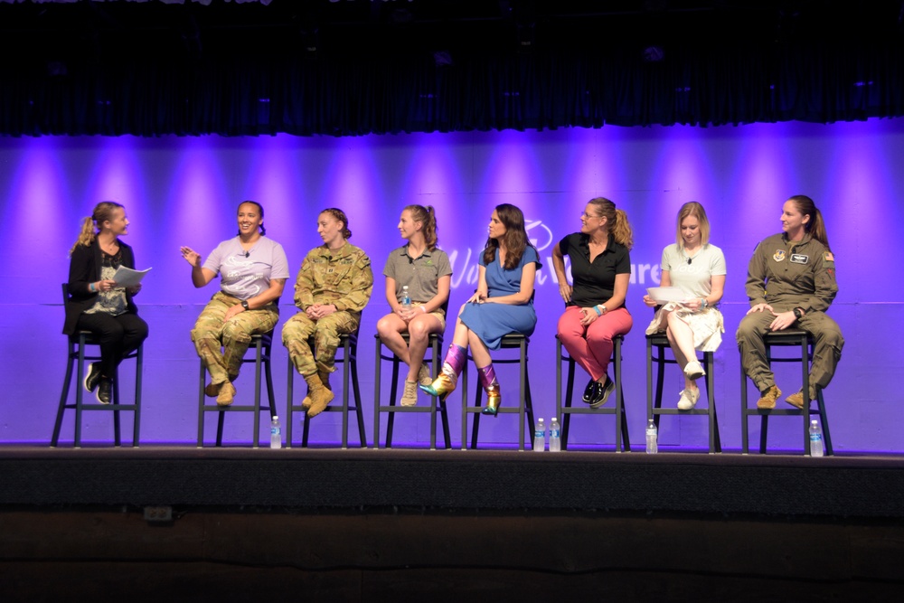 Wisconsin Guard Black Hawk pilots part of EAA panel on women helicopter pilots