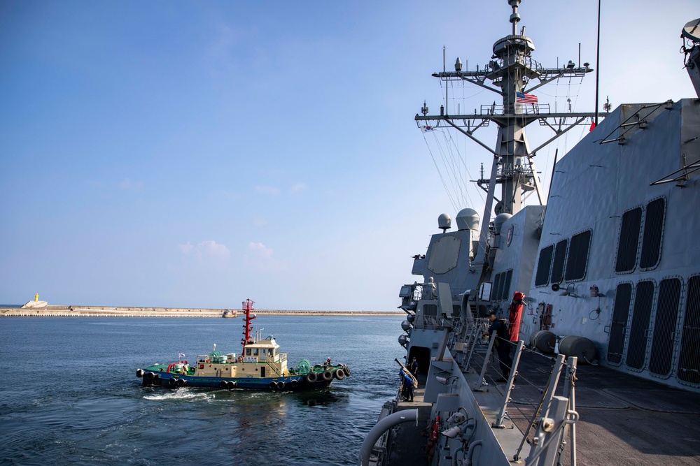 USS Ralph Johnson Departs Busan