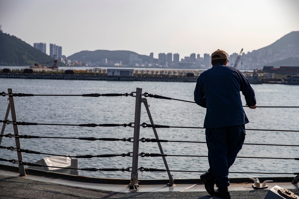 USS Ralph Johnson Departs Busan