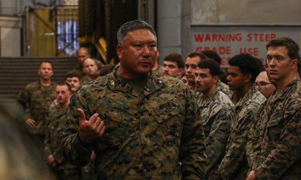 24th MEU (SOC) Leaderships Visits the USS Oak Hill (LSD 51)