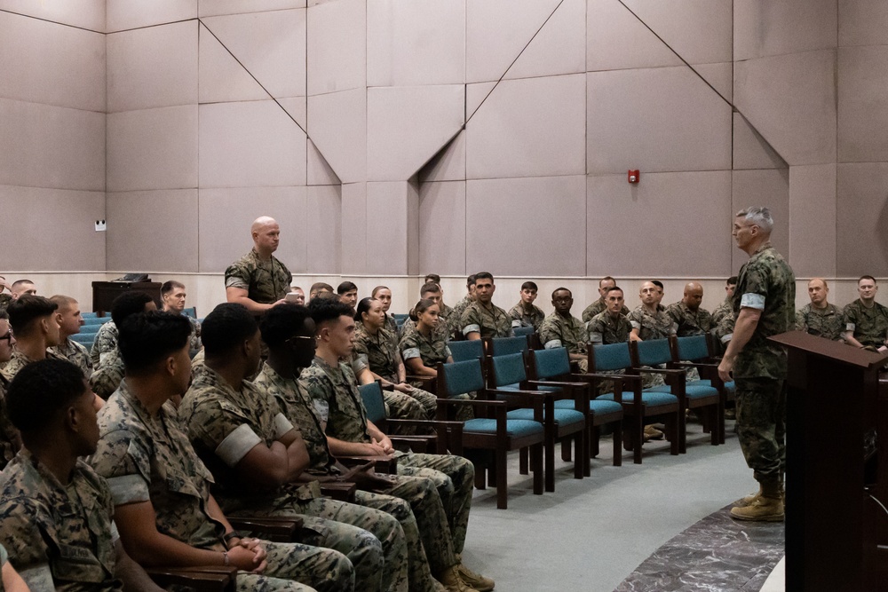 37th Assistant Commandant of the Marine Corps visits TF 61/2