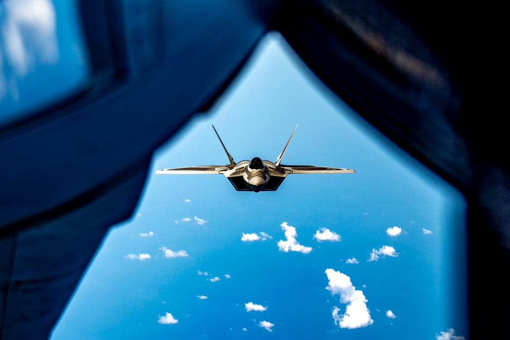 KC-135 Stratotanker refueling F-22 Raptor