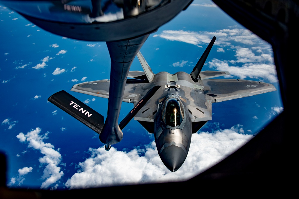 KC-135 Stratotanker refueling F-22 Raptor