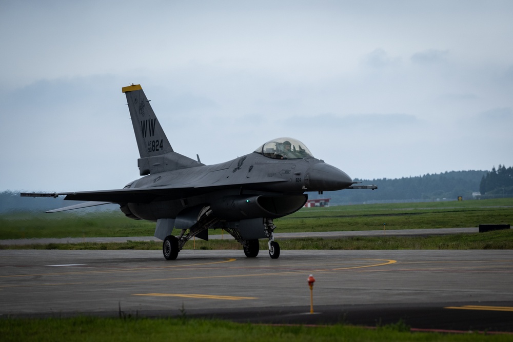 F-16 Demonstration Team prepares for Air show