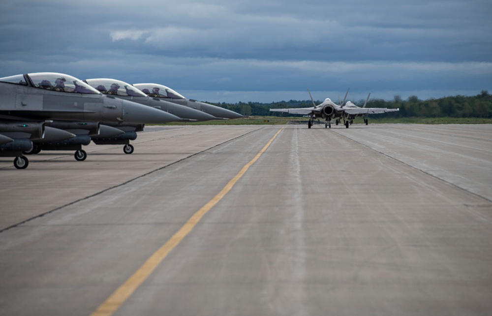 180FW Trains for Future Fight at Northern Lightning