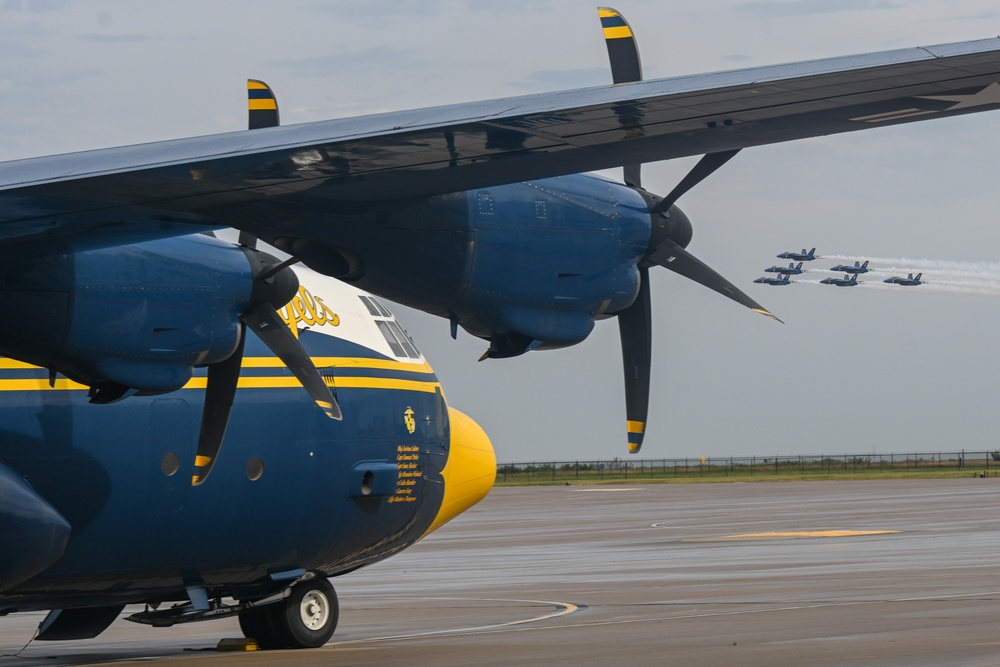 DVIDS Images U.S. Navy Blue Angels arrive at McConnell for