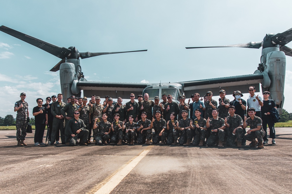 MARFORK: VMM-165 (REIN) visits ROK Army Aviation School