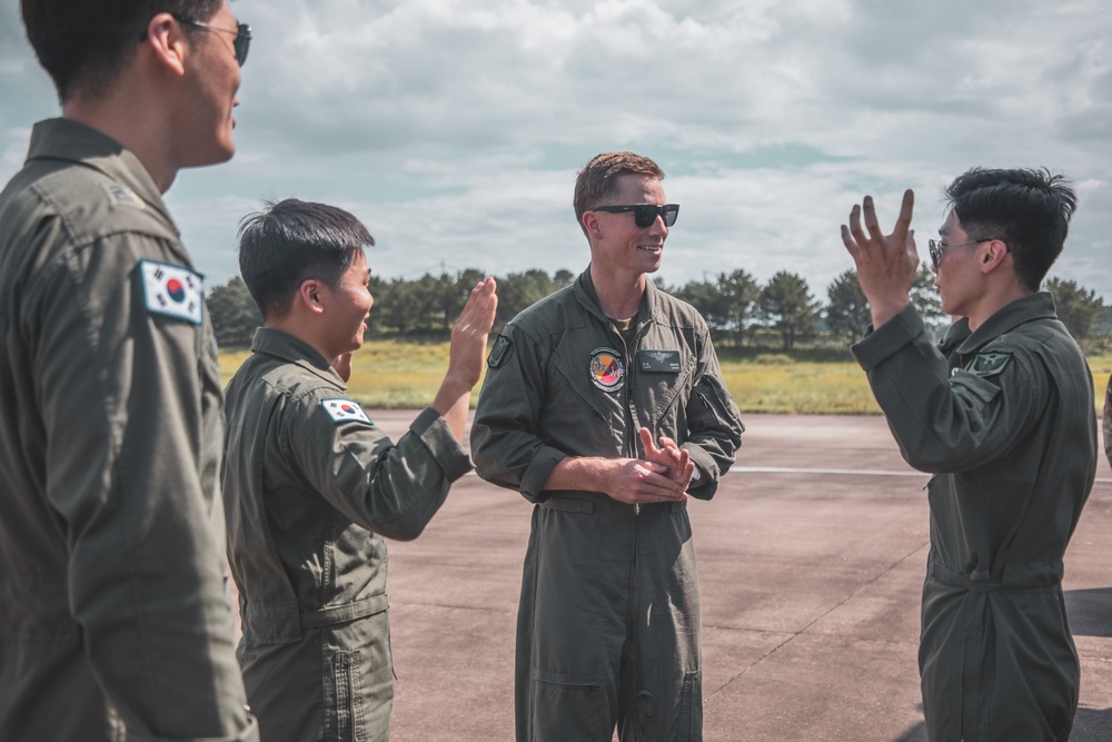 MARFORK: VMM-165 (REIN) visits ROK Army Aviation School