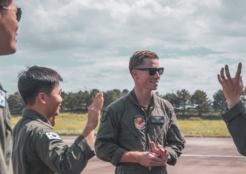 MARFORK: VMM-165 (REIN) visits ROK Army Aviation School