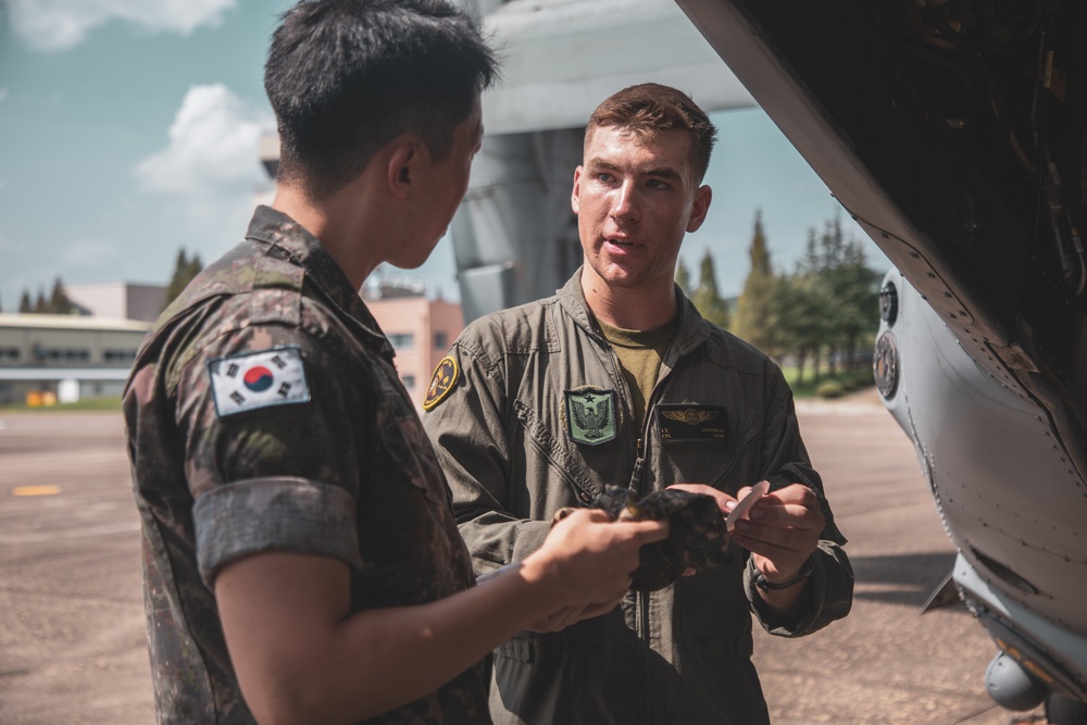 MARFORK: VMM-165 (REIN) visits ROK Army Aviation School