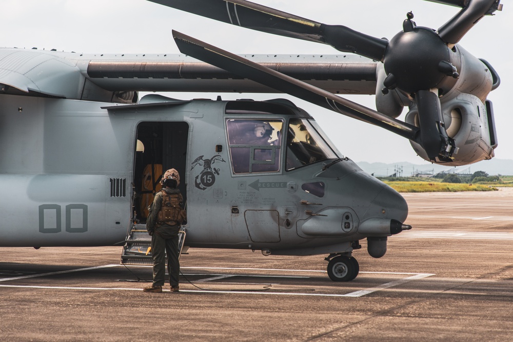 MARFORK: VMM-165 (REIN) visits ROK Army Aviation School