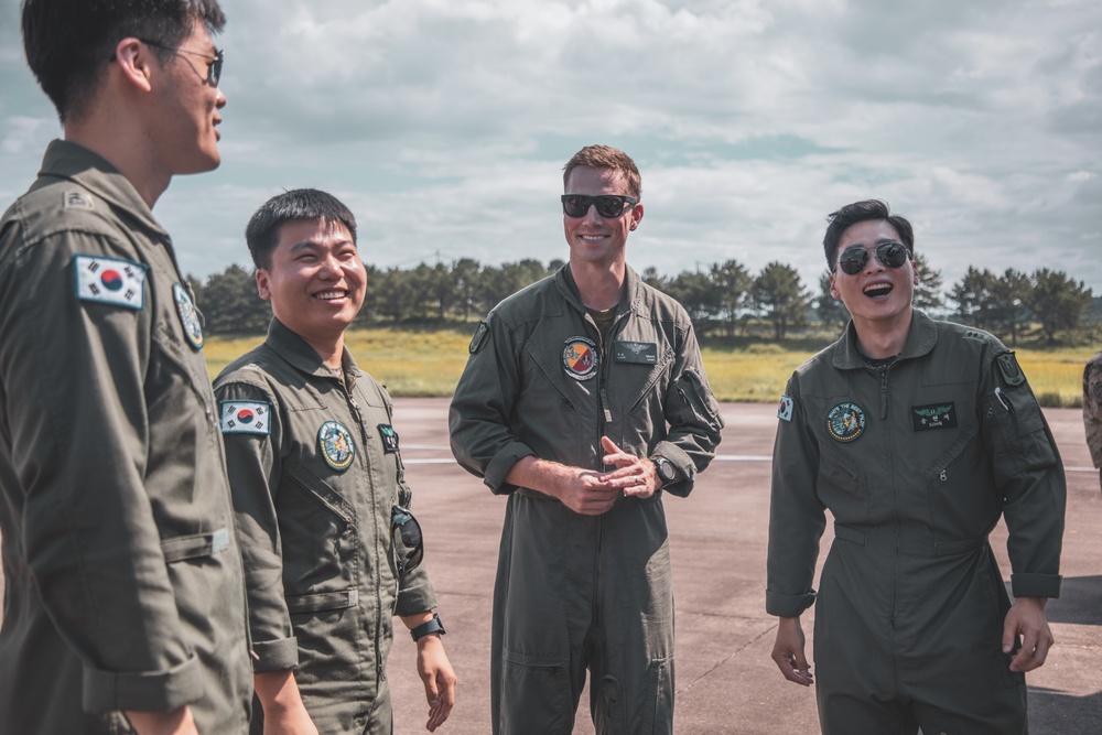 MARFORK: VMM-165 (REIN) visits ROK Army Aviation School