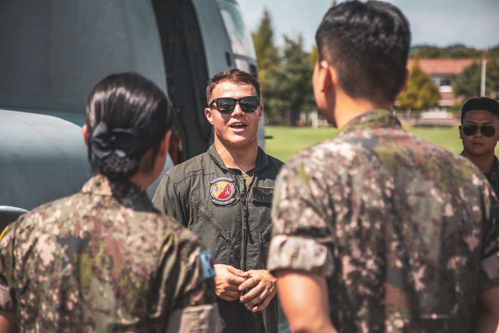 MARFORK: VMM-165 (REIN) visits ROK Army Aviation School