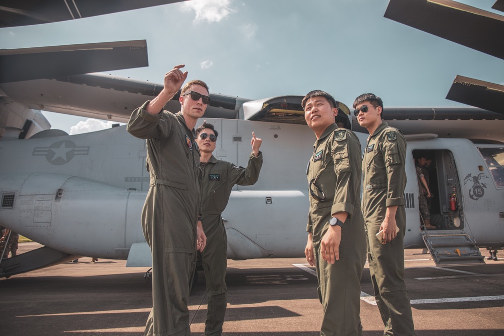 MARFORK: VMM-165 (REIN) visits ROK Army Aviation School