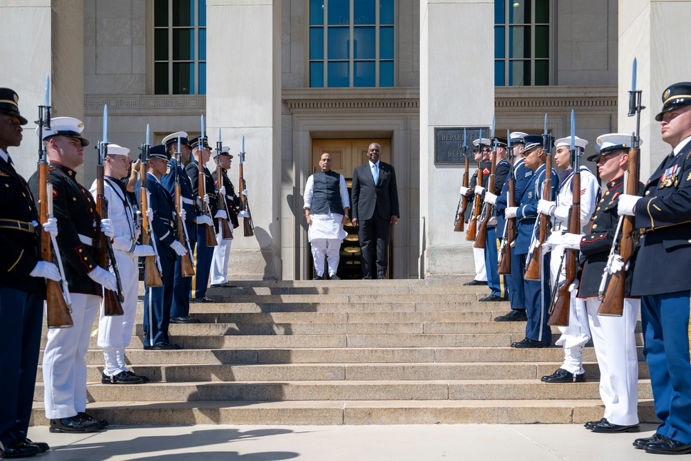 SD hosts Indian Minister of Defense Rajnath Singh