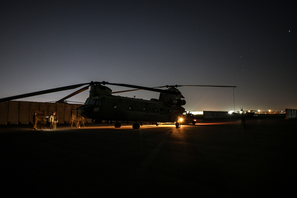 82CAB conducts nighttime CH-47 Maintenance