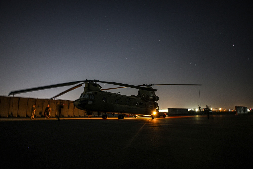 82CAB conducts nighttime CH-47 Maintenance