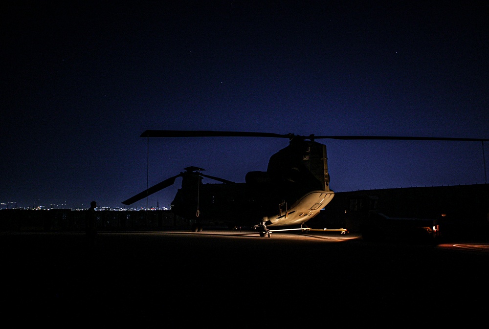 82CAB conducts nighttime CH-47 Maintenance