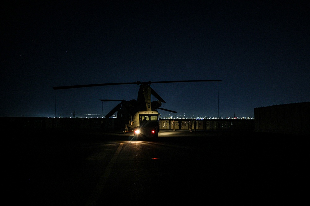 82CAB conducts nighttime CH-47 Maintenance