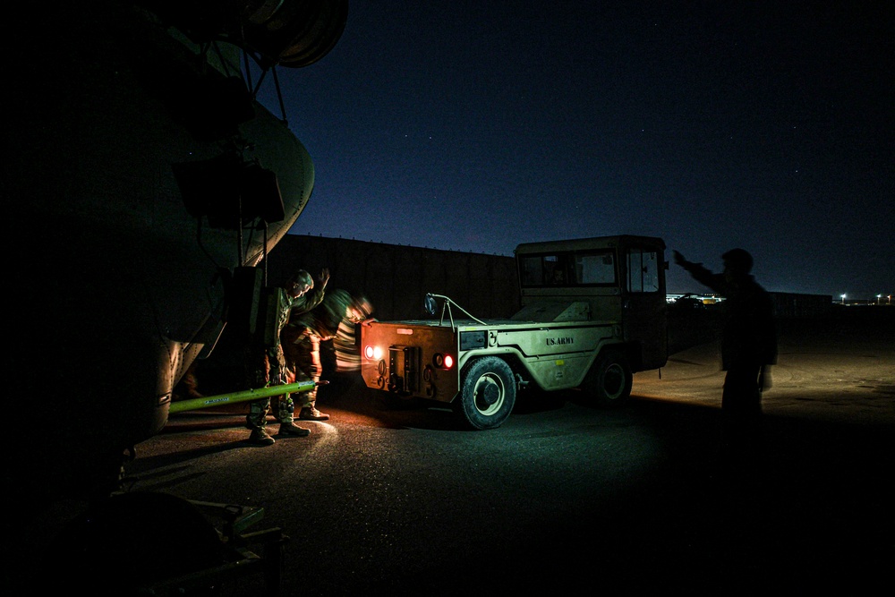 82CAB conducts nighttime CH-47 Maintenance