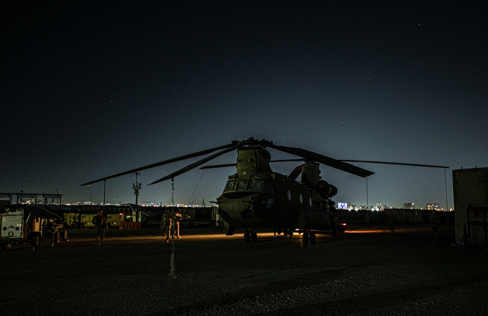 82CAB conducts nighttime CH-47 Maintenance