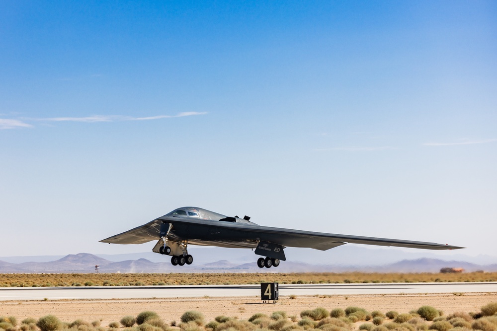 B-2 Returns to Edwards on 35th Anniversary of First Flight