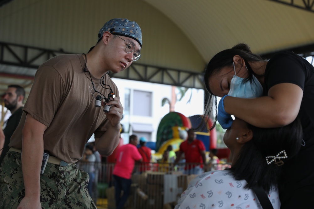 Sailors See Patients in Panama