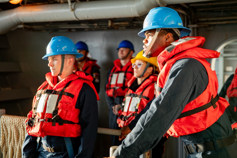 George Washington Conducts Small Boat Operations