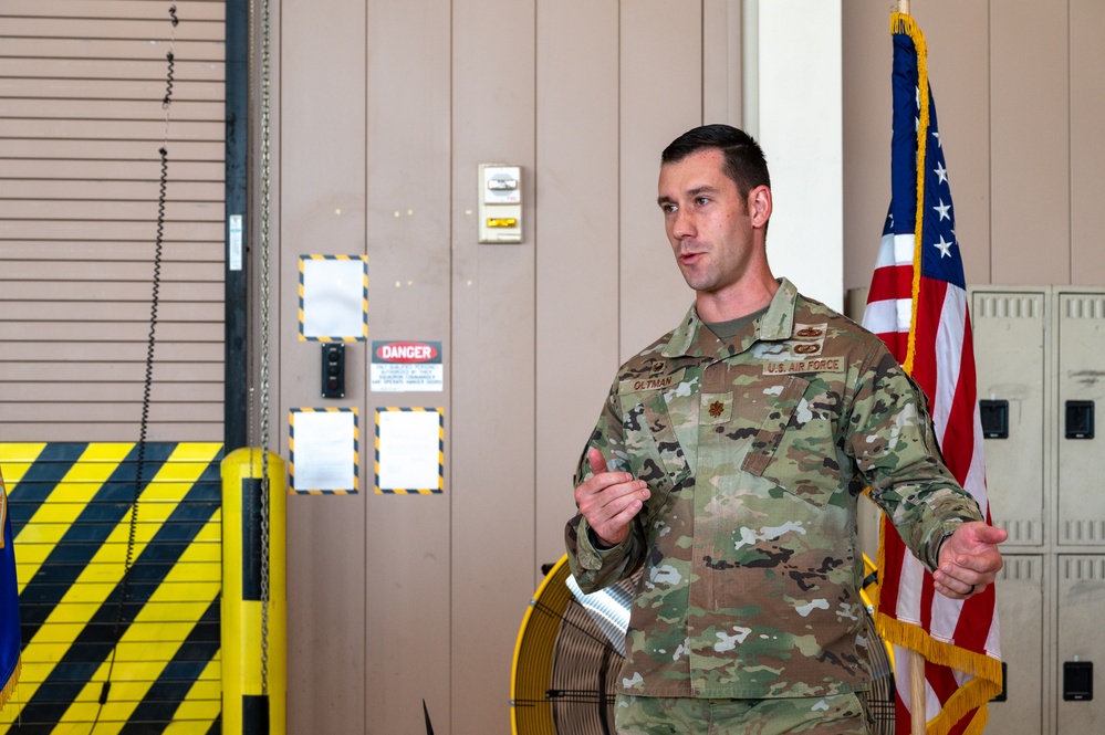 Airmen coined for saving lives while hiking