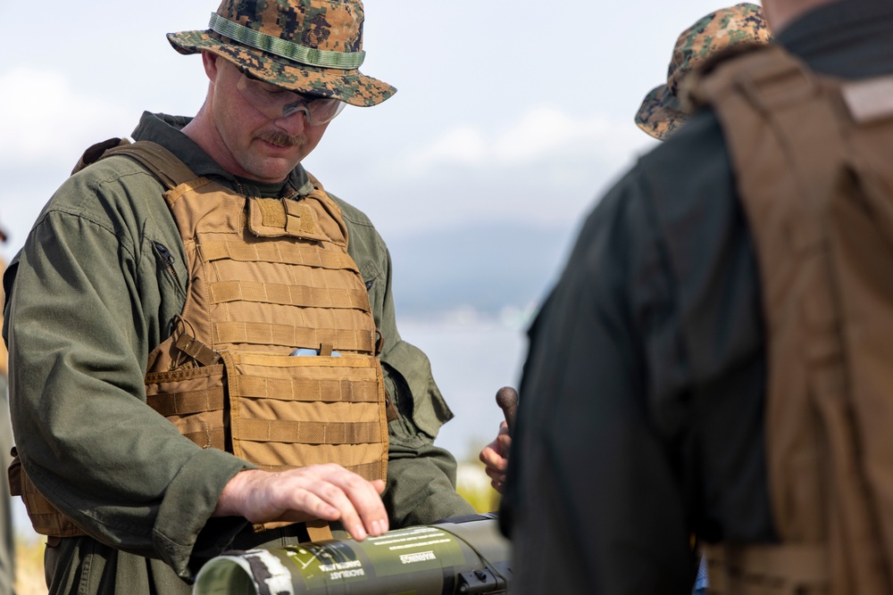 MCAS Iwakuni, MWSS-171 EOD technicians team up for explosive ordnance exploitation