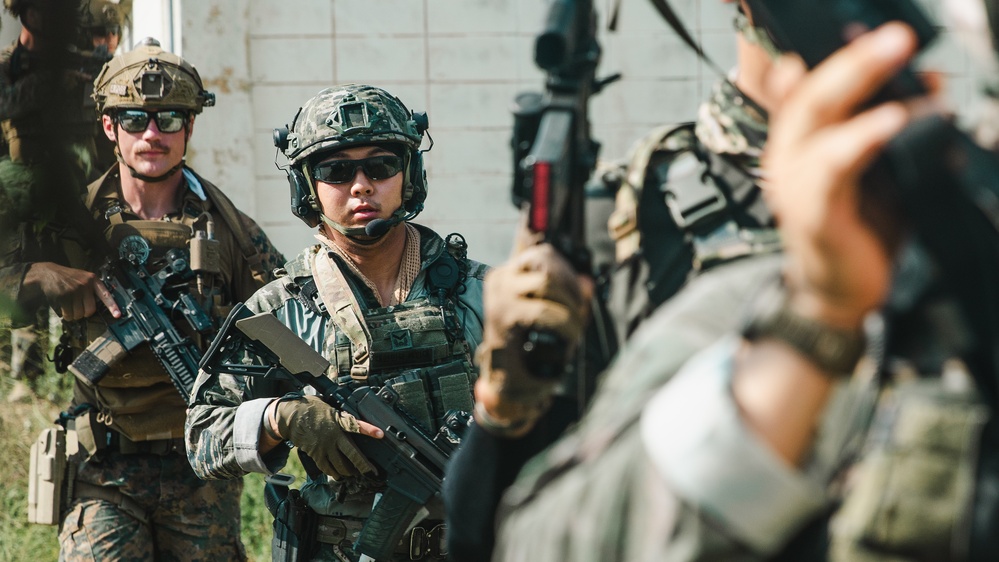 SY 24 | Combining Forces: 15th MEU, ROK Recon, British Royal Marine Commandos Conduct Raid Rehearsal