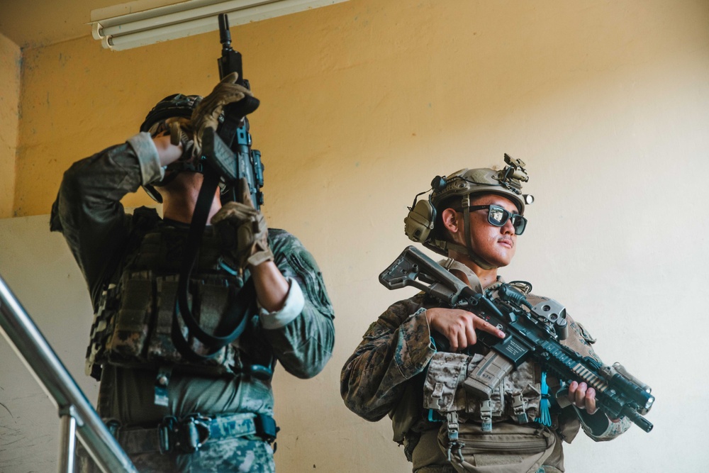 SY 24 | Combining Forces: 15th MEU, ROK Recon, British Royal Marine Commandos Conduct Raid Rehearsal