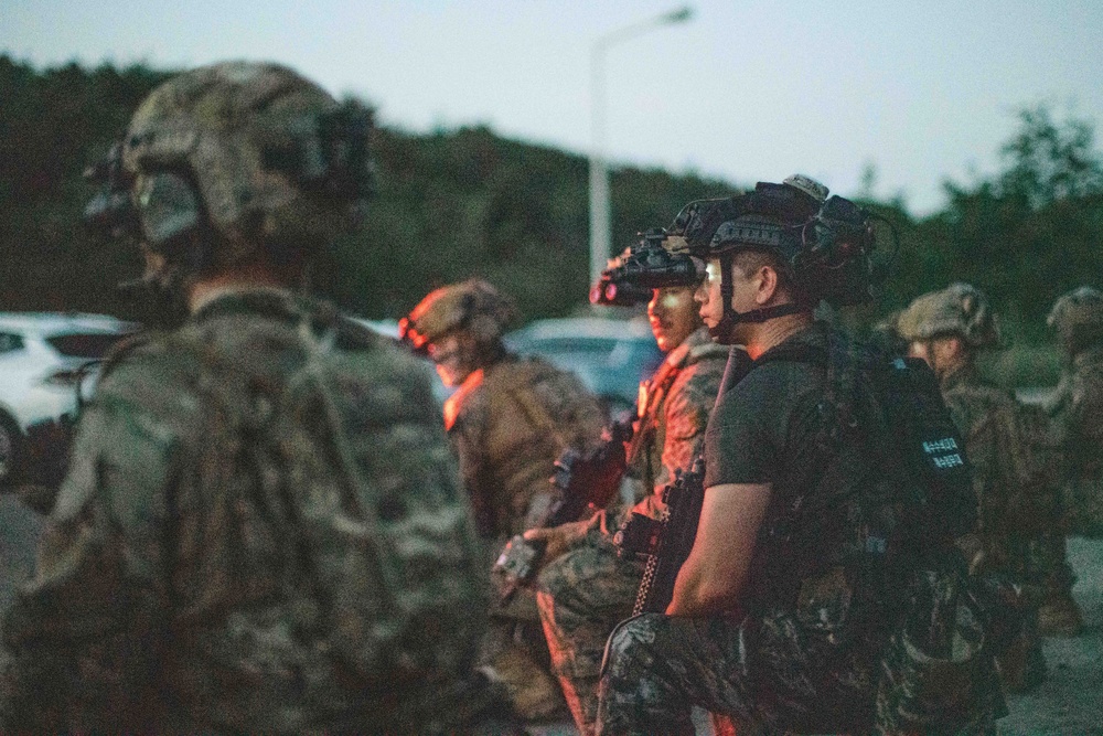 SY 24 | Combining Forces: 15th MEU, ROK Recon, British Royal Marine Commandos Conduct Raid Rehearsal