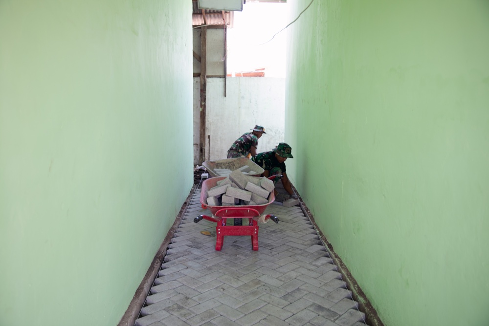 Indonesian Armed Forces partners with U.S. Army to renovate a school