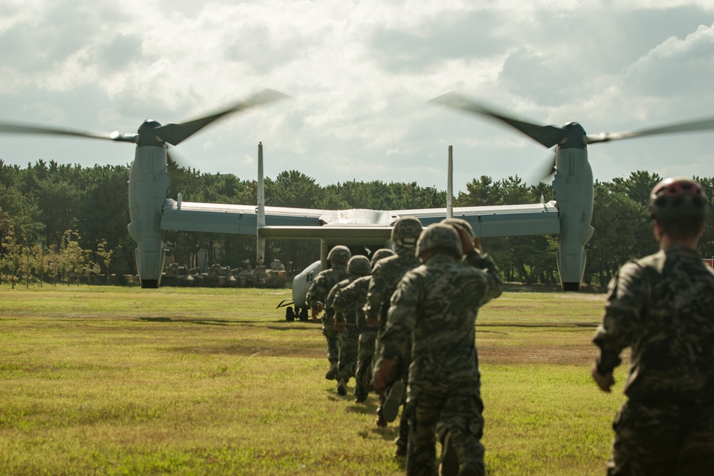 ROK Marines, 15th MEU Finish Mountain Warfare Training with MV-22 Fast-rope