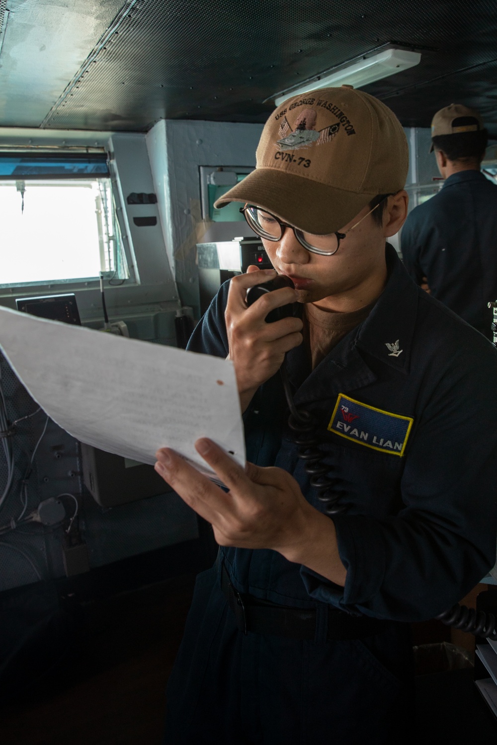 USS GEORGE WASHINGTON (CVN 73) pulls into port