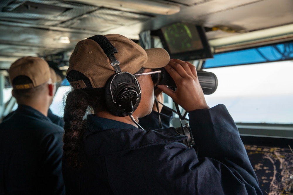 USS GEORGE WASHINGTON (CVN 73) pulls into port