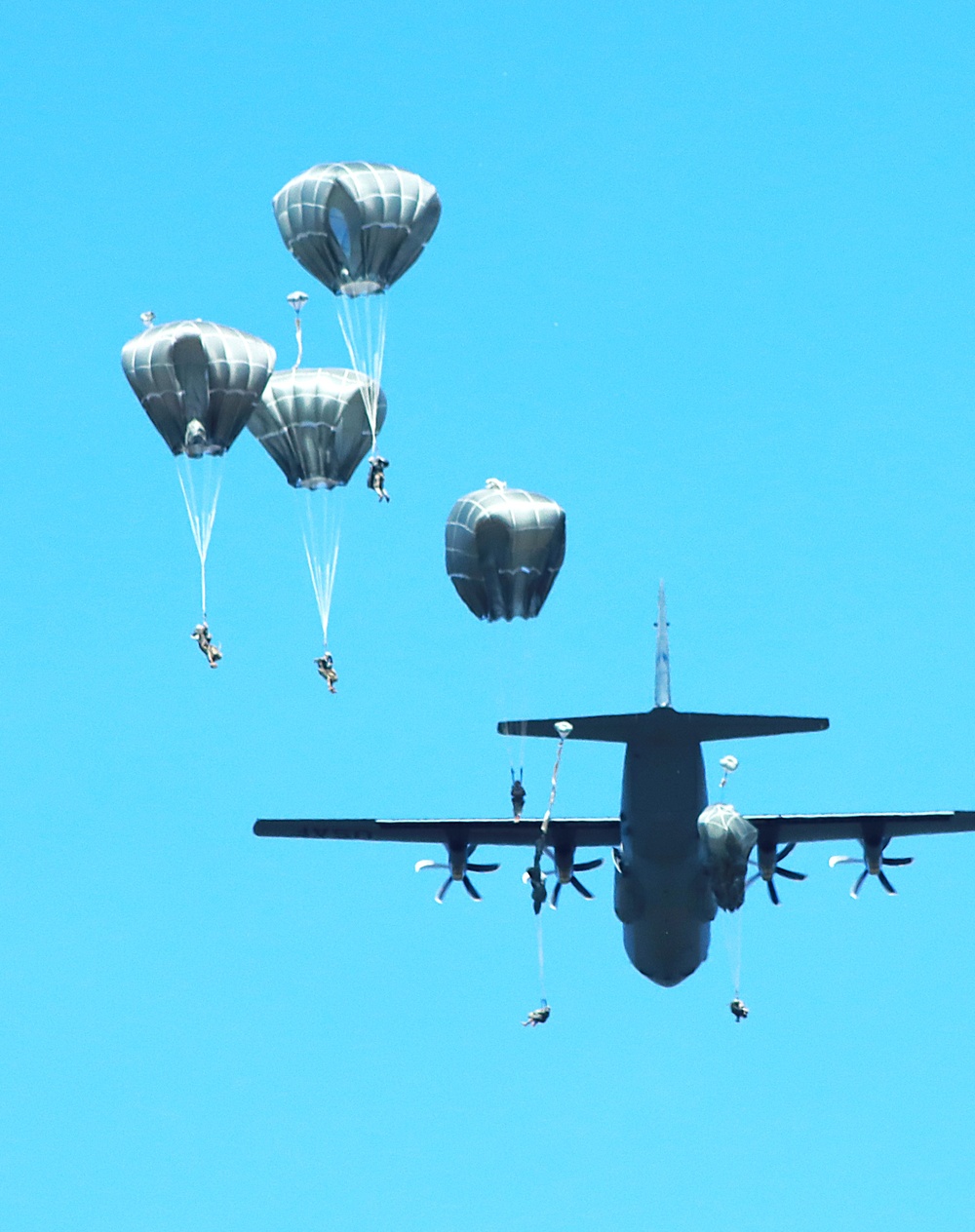 JB MDL- 404 Civil Affairs (Airborne) Conducts Airborne Operation